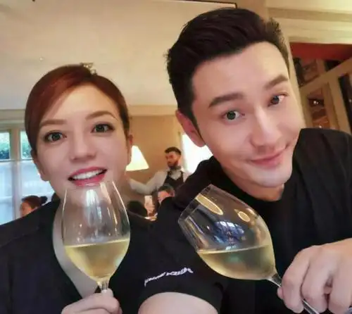 赵薇黄晓明同框在线调侃明学私下关系亲如家人