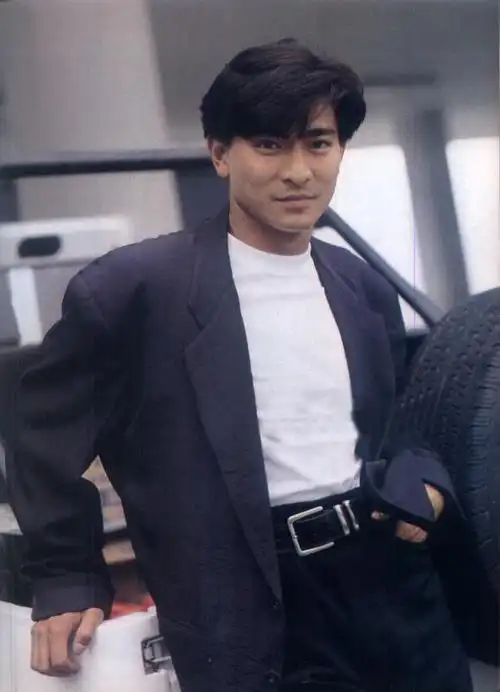 刘德华成名后给父母买房给兄弟姐妹买房买车每年陪父母旅游