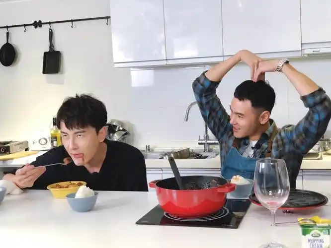 郑元畅生日之际推出特辑!"不专业厨房"qa接受严苛拷问