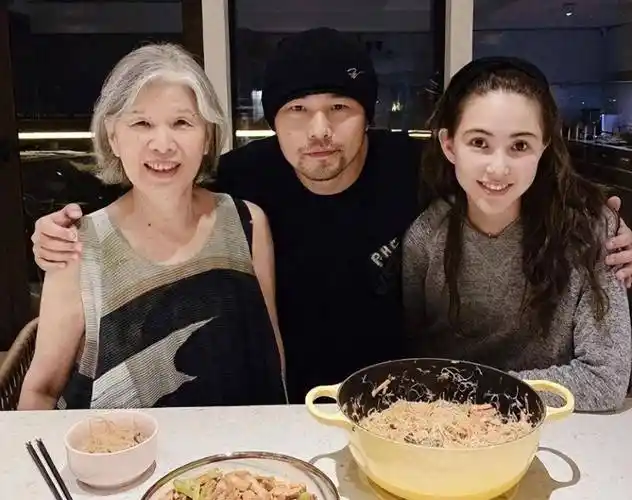 周杰伦昆凌合照送祝福,婆媳俩亲密无间_妈妈_家庭_关系