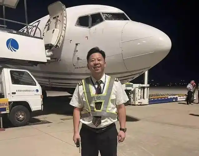 从"小趴菜"学员→专业机长|顺丰|机务|驾驶飞机_网易订阅