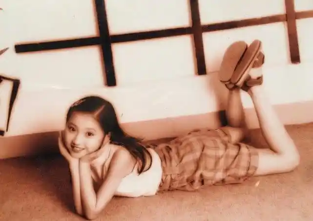 景甜罕见童年照曝光脸小眼大腿长网友从小美到大