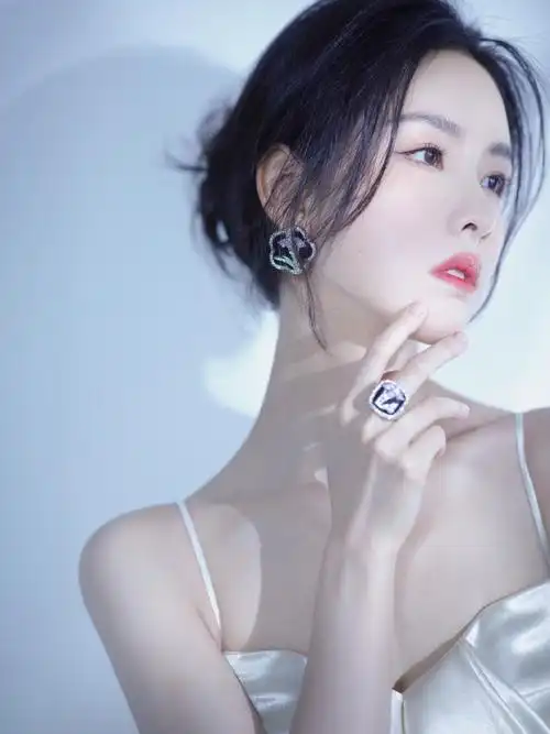 陈都灵纯白丝绸吊带裙