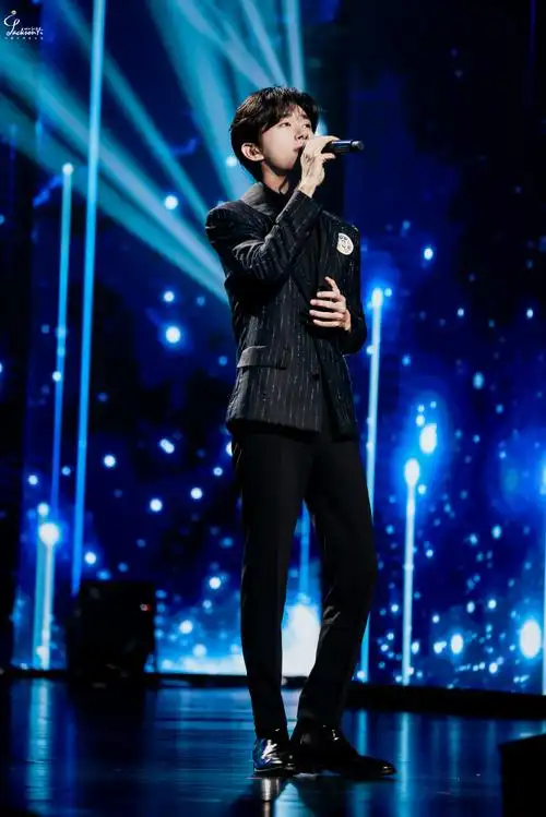 易烊千玺献唱不辞星海##易烊千玺不辞星海舞台