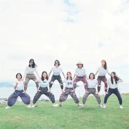 团建合照超有创意的五大合照造型姿势get新技能分享收藏