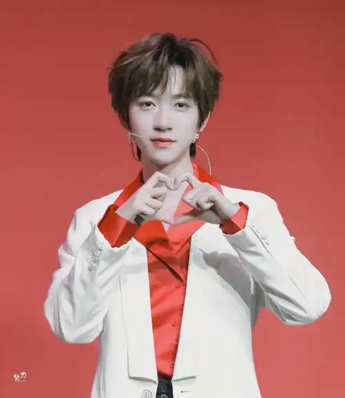 来伊份直播##贺峻霖现场可爱三连拍