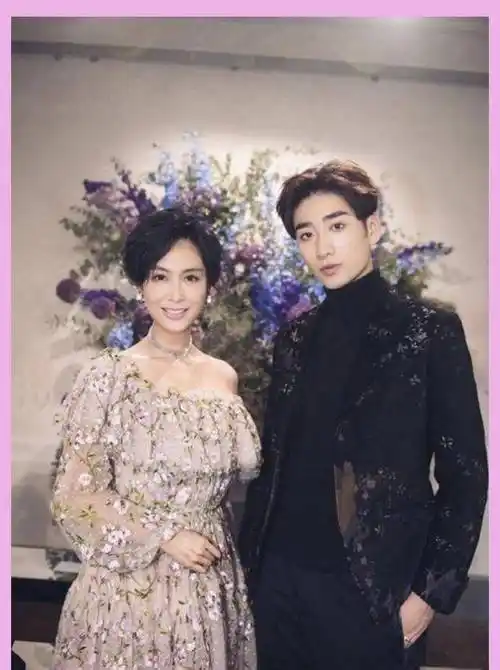 原创48岁朱茵看秀造型未修图却败给蕾丝碎花嫩果然是装不出来的