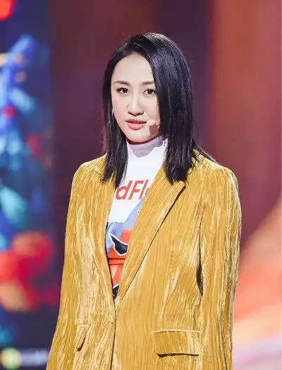 这是陈粒微博置顶的话,没有标点符号,配一张自己散着头发的照片,笑得