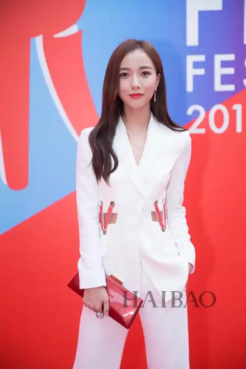 王珞丹亮相第18姐上海电影节红毯