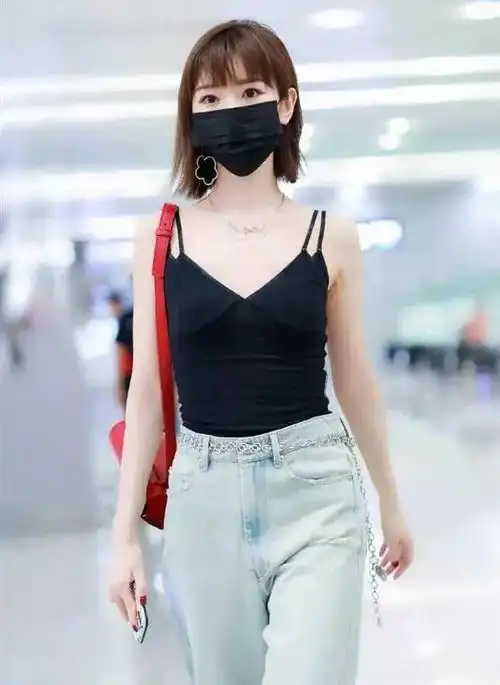 原创毛晓彤一袭黑背心娇小身材小鸟依人32岁还似个孩子