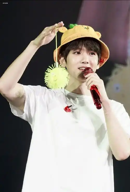 伯贤正脸训练照#边伯贤寸头正脸训练照,wuli伯贤连寸头都这么可爱呜