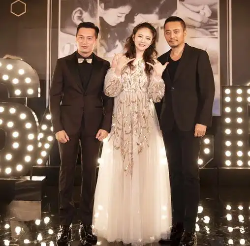 陈荣炼首战就撞了南墙,但并没有熄灭他的爱情之火.