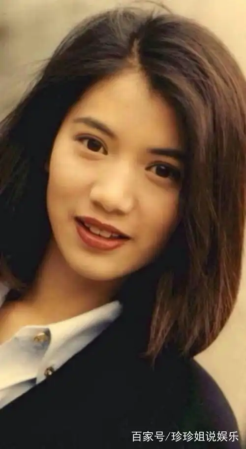 袁咏仪参加阿娇婚礼成热门话题,但你知道18岁时的她有多美吗?