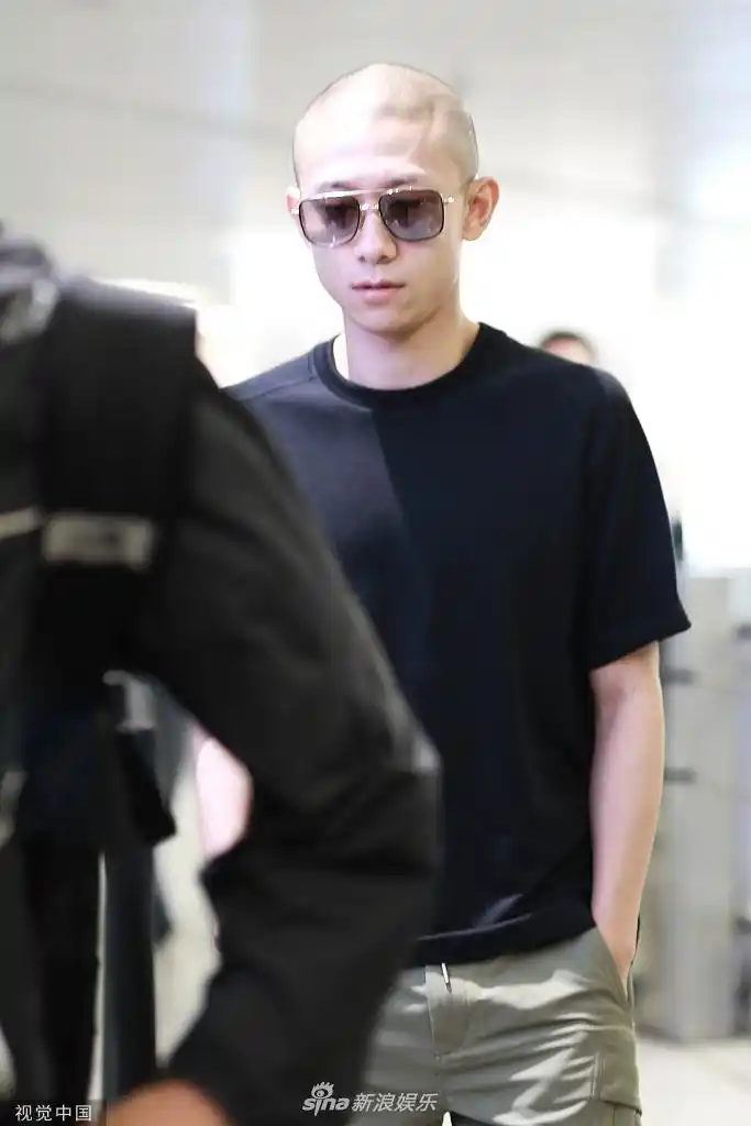 张一山现身机场秃头变寸头 穿黑色上衣双手插兜帅气十足