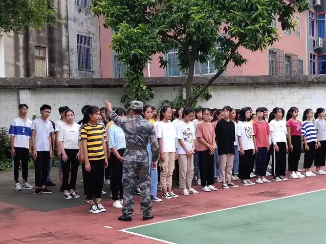 武宣县中学2019级新生军训圆满落下帷幕