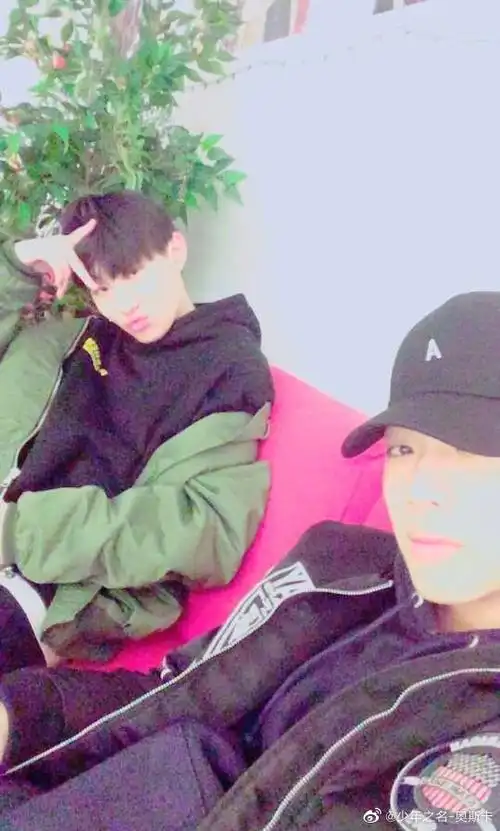 奥斯卡发了跟赖冠霖和宋雨琦的聚餐合照