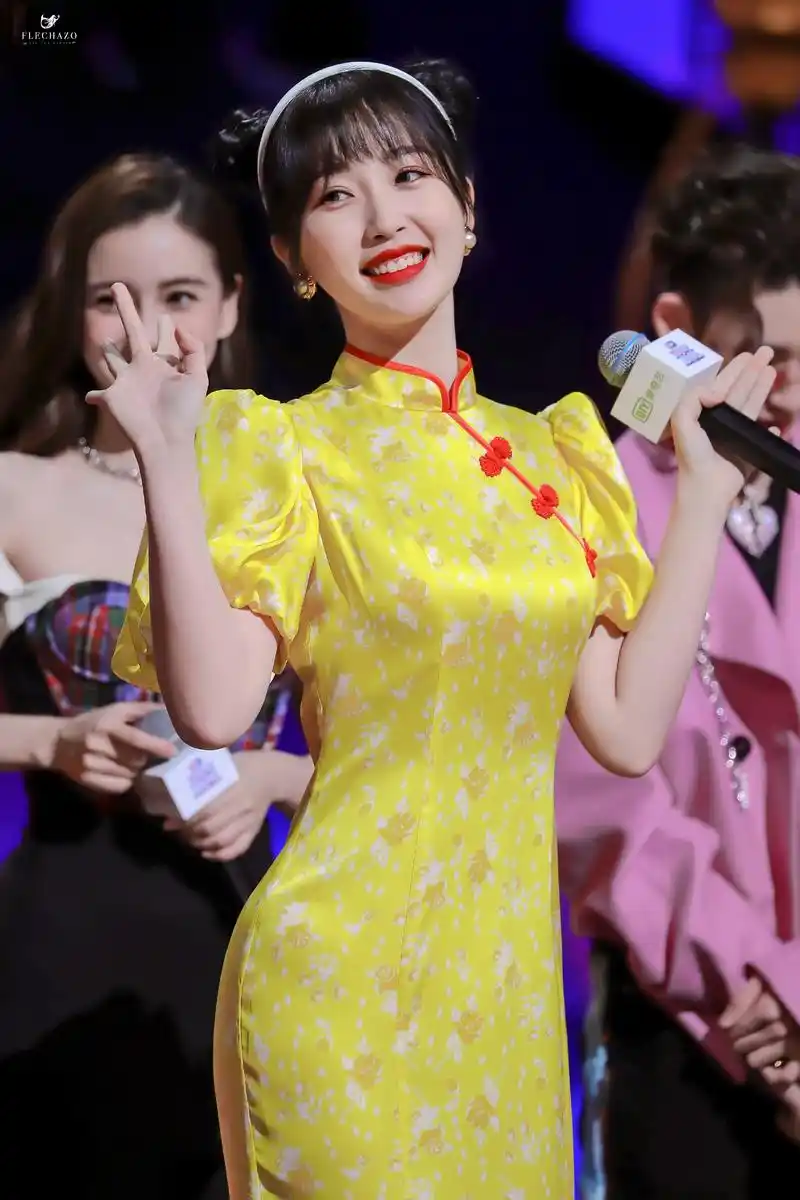 虞书欣旗袍秀,萌萌的,超级可爱