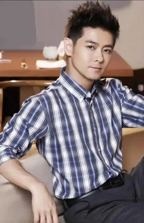 48岁林志颖携老婆现身米兰,胡子拉碴大变样,曝车祸后身体近况