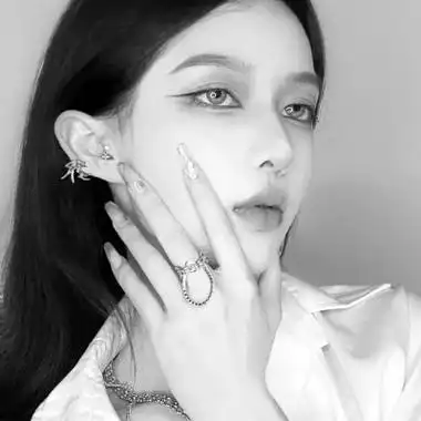 黑白高冷成熟御姐头像图片