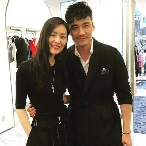 刘雯胡兵同框,中国第一女超模vs男超模,全是火花,气场太和!