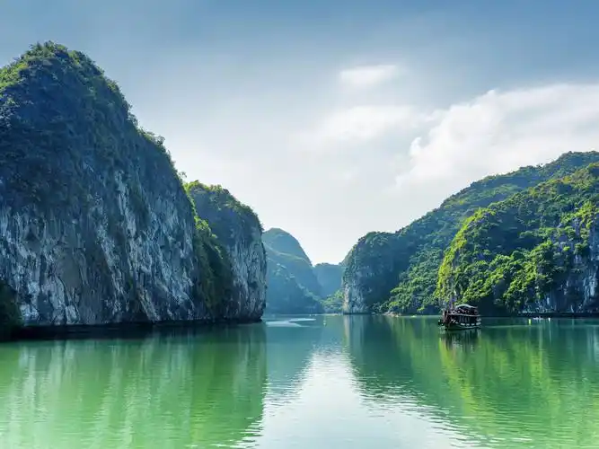 越南,下龙湾,海,山,云,船 iphone 壁纸