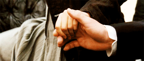 牵手握手扭头惊讶gif动图_动态图_表情包下载_soogif