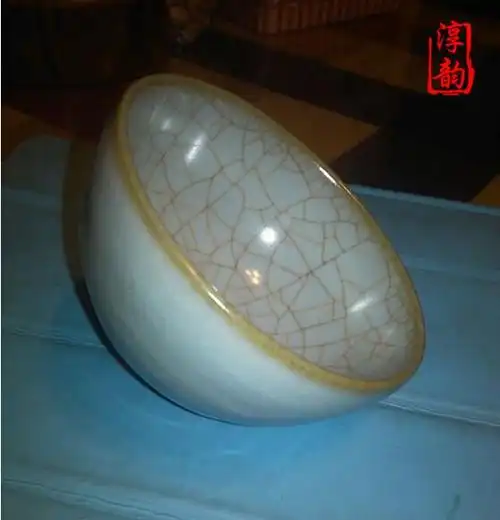 斜开片和鱼鳞纹是汝窑的一个创造,也是汝窑的一个非常重要的外观特征.