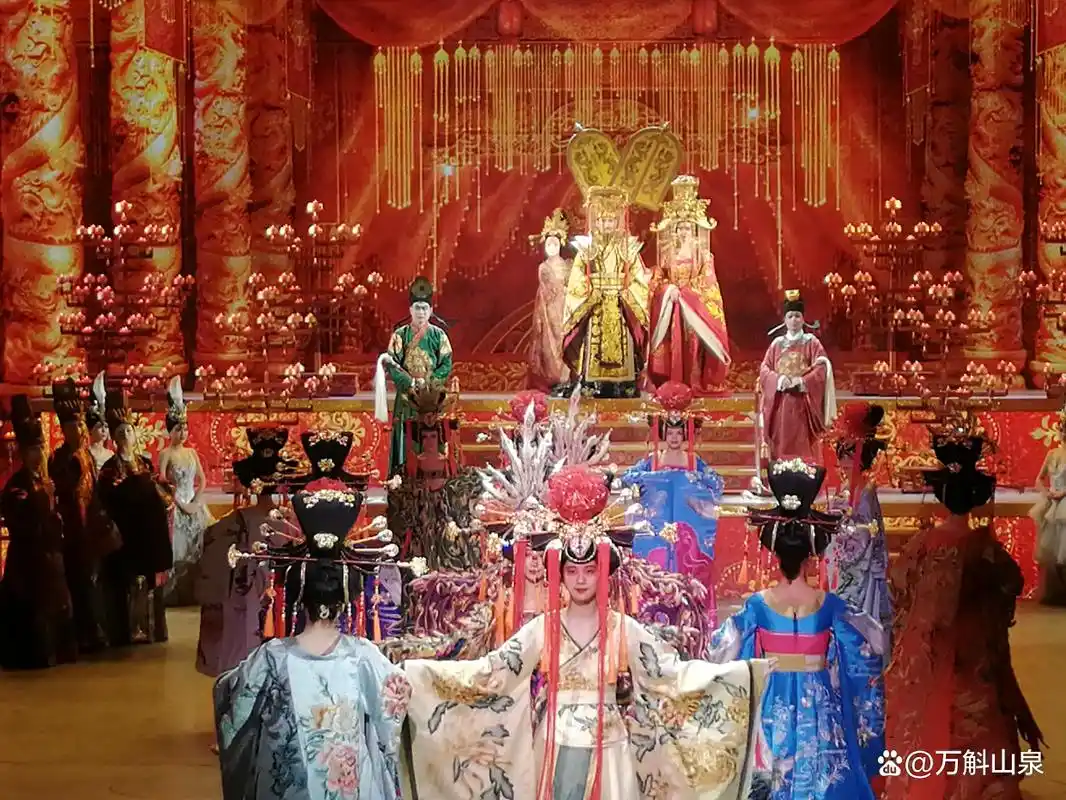 西安大唐芙蓉园凤鸣九天剧院演出的《梦回大唐》剧照