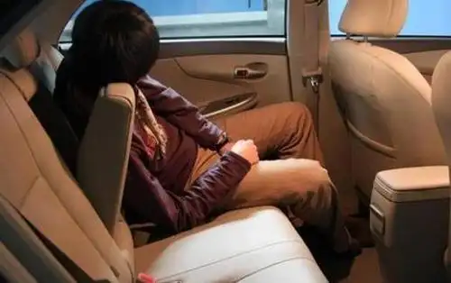 在车上睡觉必须知道这点 否则很危险
