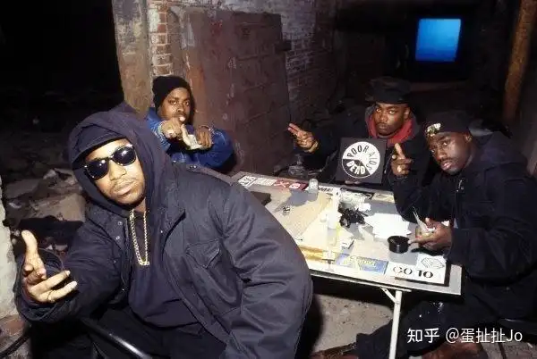 bill,合作了单曲"two to the head"在流行文化的范畴内,匪帮说唱介于