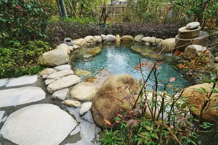 展示近江八景浮世绘的一层中庭走廊 室内温泉泡池区的主墙面是一道