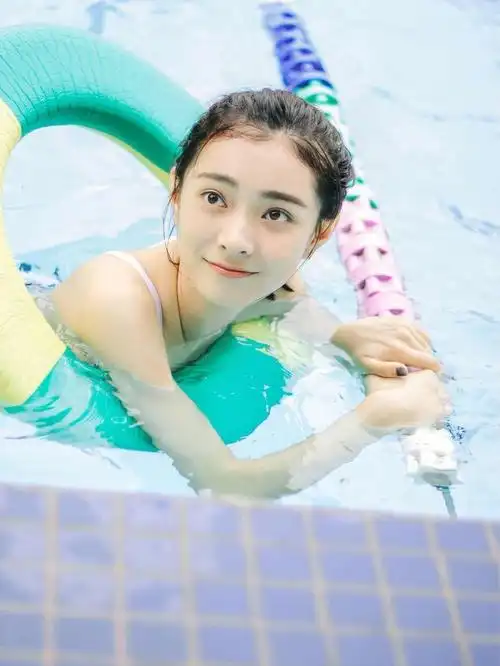 泳池少女写真