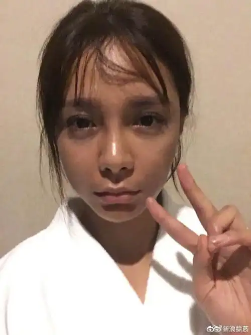 沈梦辰宋小宝联名限定皮肤沈梦辰微博晒黑照调侃自己将单方面发布与