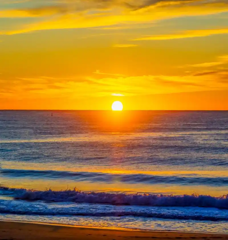 【海边逸梦,三亚行记:阳光沙滩与蔚蓝秘境的浪漫邂逅】  在这个快节奏