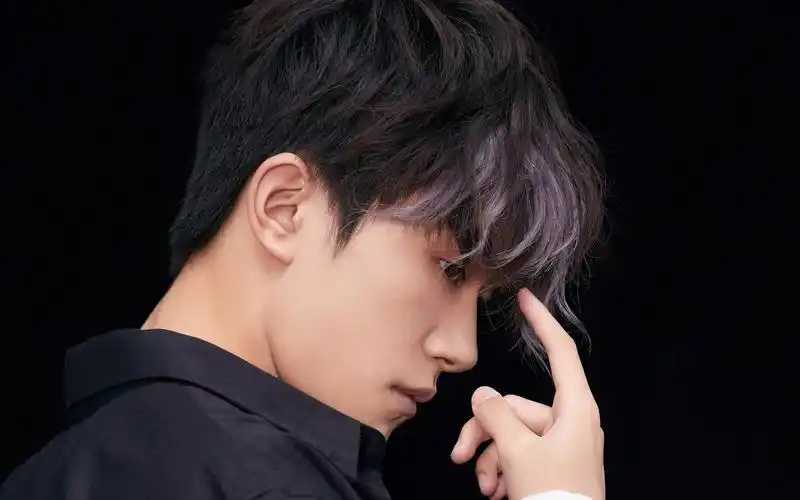 > || 更新时间:2018-07-19 颜色分 黑色 关键词:  易烊千玺 帅气 小