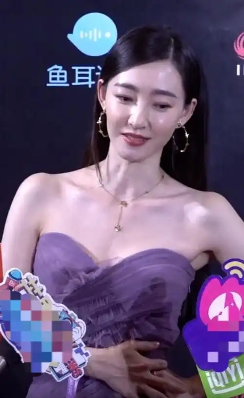 36岁王丽坤走红毯被冷到胃疼在镜头前捂着肚子说话声音显颤抖