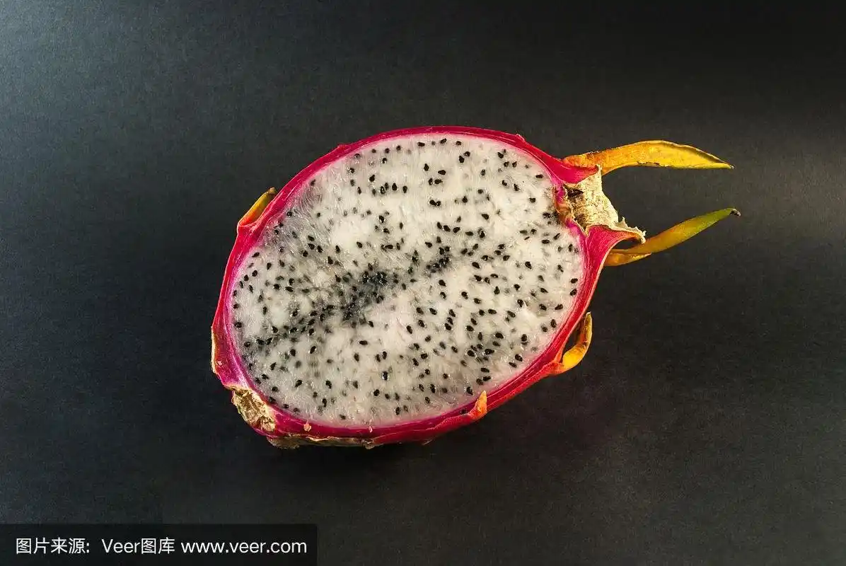 火龙果切成两半的黑色背景特写