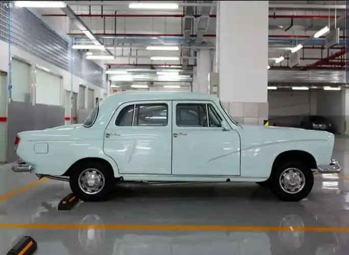 80年代的老上海轿车,现如今还有保存这么好的属实珍贵.