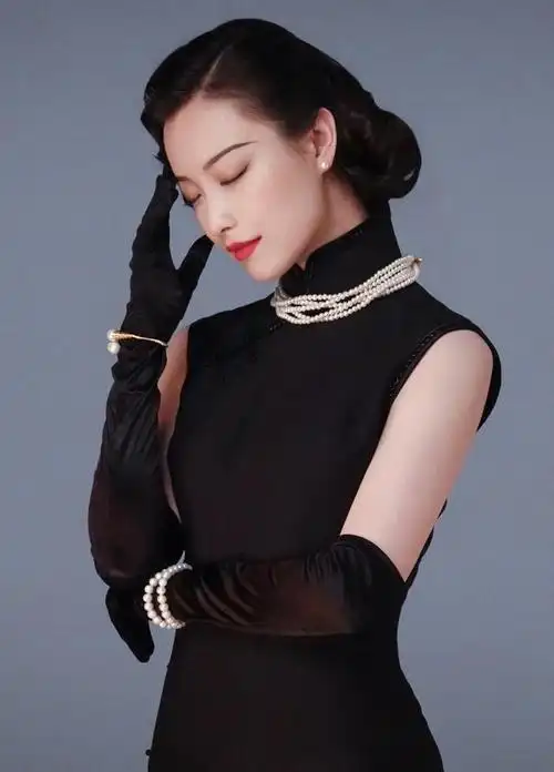 再现"玉墨",倪妮穿黑色旗袍演绎"风情玫瑰",太有魅力了