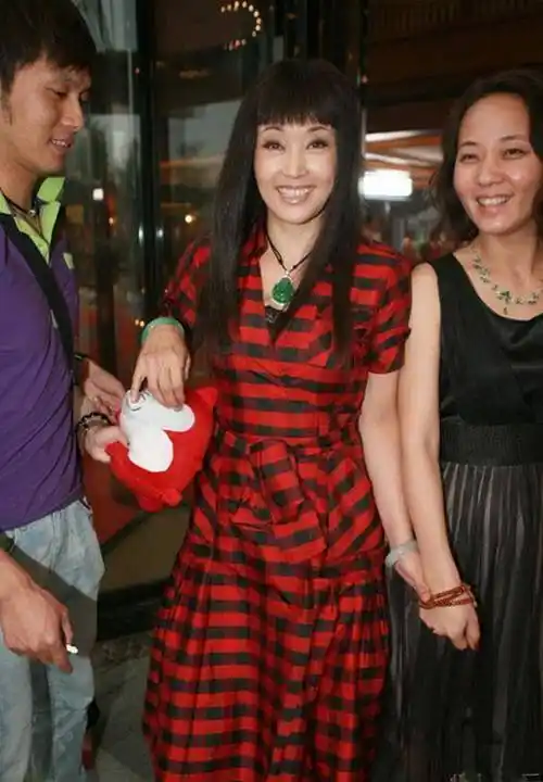 刘晓庆度71岁奶奶剪了刘海,穿少女格子裙,意外年轻漂亮!