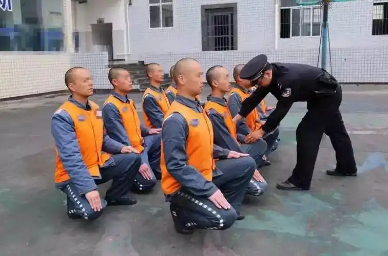 来看正确的坐立行走姿势入狱服刑,不阔能让你感到"松活"看来,你还是算