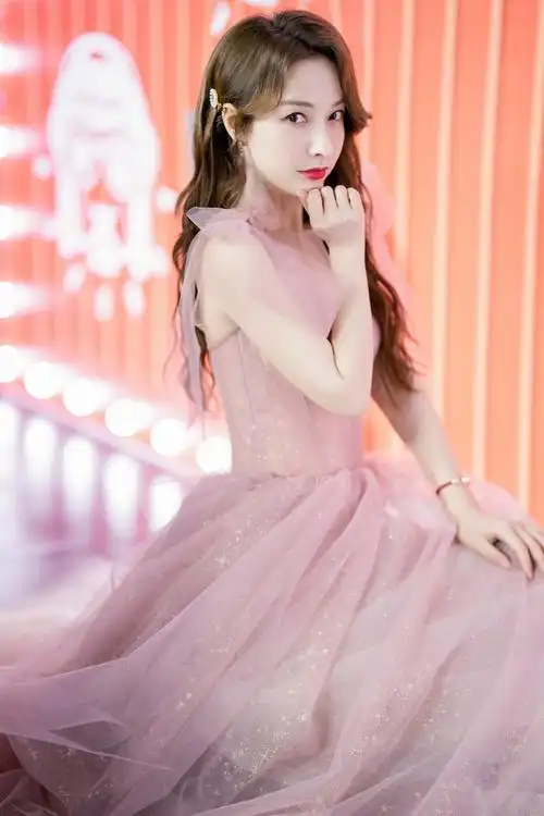 吴昕藕粉色星光纱裙写真图片