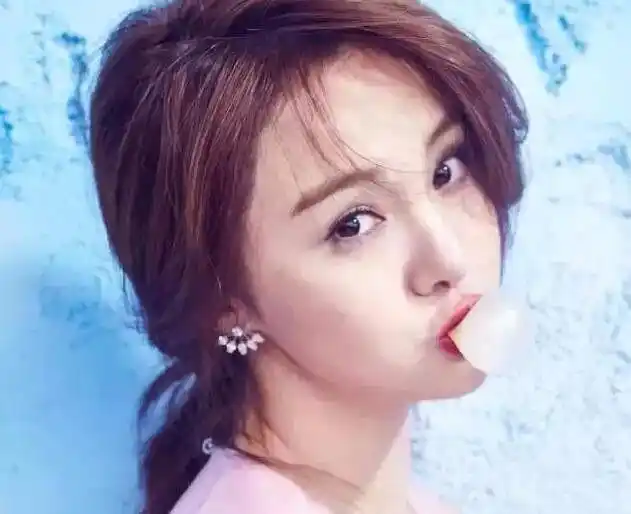 徐静蕾算是内地的第一代玉女,也是女星中抽烟比较早的一批了.