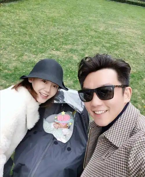 苗苗近况首露面,晒与郑恺同游照片,一家三口首次同框.