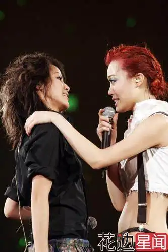 迟帅携女友逛街破出柜传闻 盘点明星出柜的那些事