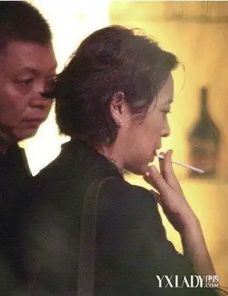 赵薇舒淇袁立 盘点娱圈当众抽烟的豪放女星