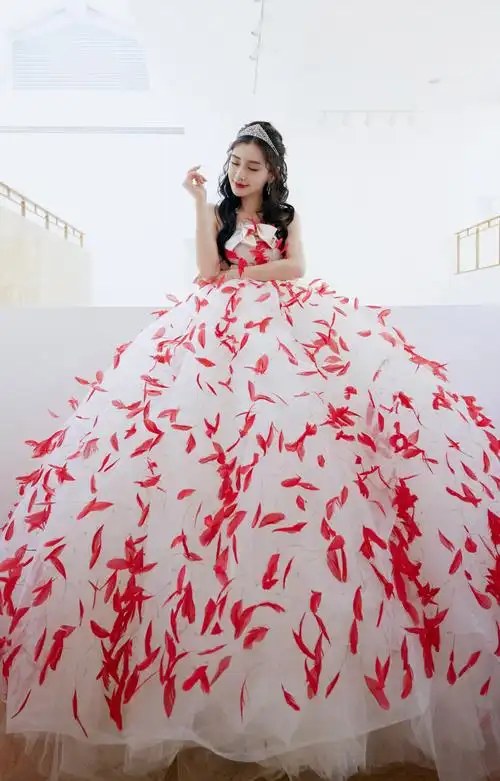 杨颖穿高定公主裙不安分, 非要贴满"血色羽毛", 有恐怖童谣内味_zzd