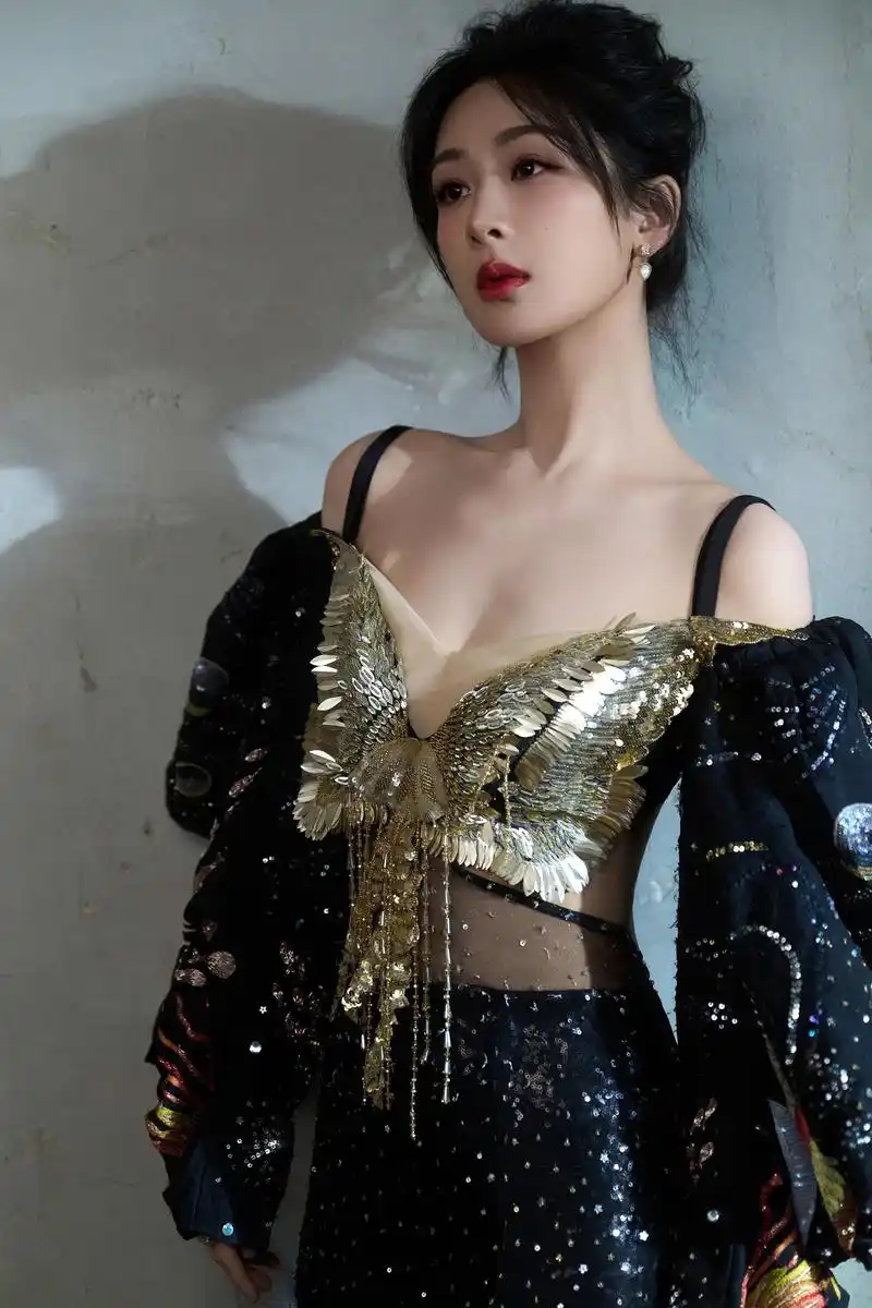 杨紫:鎏金蝴蝶公主 杨紫共发布了两套令人惊艳的造型,一身蓝色抹胸