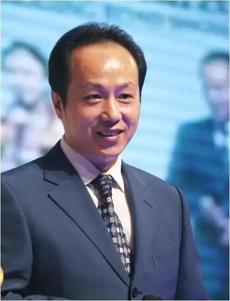 回首28年前的央视主播张宏民英俊潇洒朱广权相貌可出道