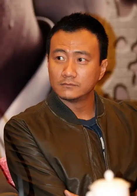 52岁胡军与妻子生活照曝光两人是初恋女儿已长成大美人